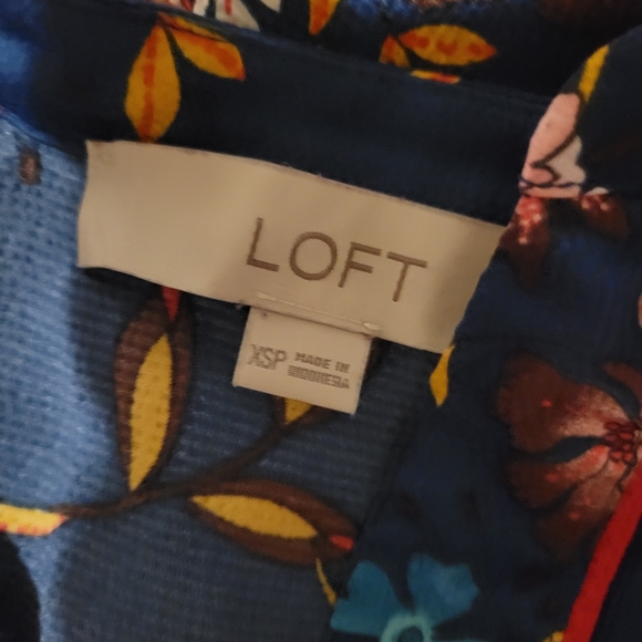 LOFT Blouse Blue Flower Print Size XSP - Picture 3 of 3
